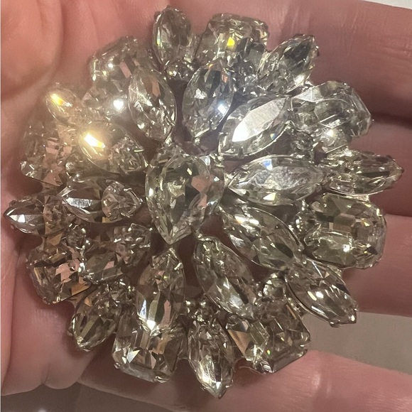 Kramer Vintage *signed Silver tone large Sparkly Rhinestone brooch~clear stones! - Picture 3 of 8